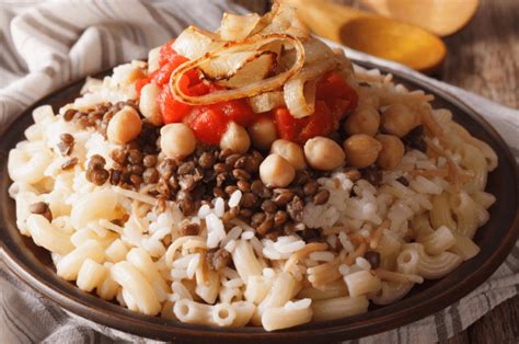  Koshari com Legumes: Uma Sinfonia de Sabores que Encanta o Paladar com um Toque Picante e Exótico!