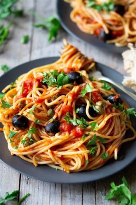  Spaghetti alla Puttanesca: Uma Explosão de Sabores Marinhos e um Toque Picante de Pimenta!