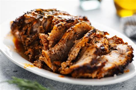  Carne de Porco Assada em Forno de Argila: Um Delírio de Aromas Especiarias e Textura Crocante!