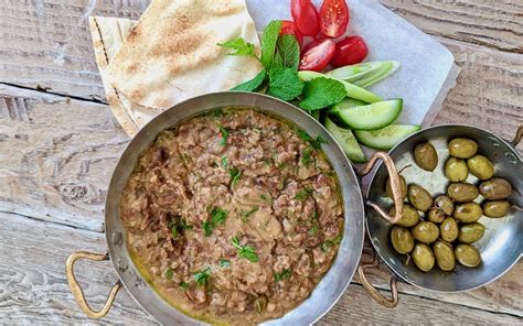  Ful Medames: Uma explosão de sabores cremosos e especiarias aromáticas que dançam em cada garfada!