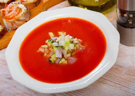  Gazpacho de Almería: Uma Sinfonia Refrescante de Vegetais Picados e Tomates Maduros!