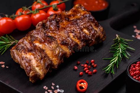  Carne de Porco Assada com Salsa de Soja e Especiarias Quentes: Uma Sinfonia de Sabores Afiados e Aromas Envolventes!