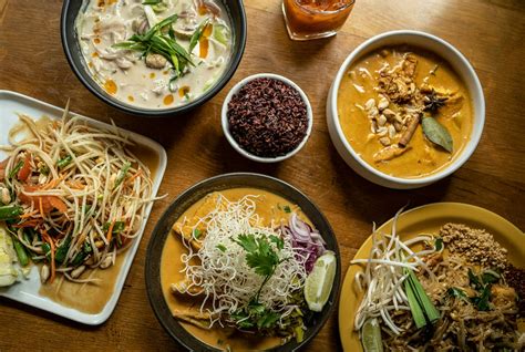  Khao Soi: Uma explosão de sabores picantes e cremosos que te transportará para as ruas movimentadas de Chiang Mai!