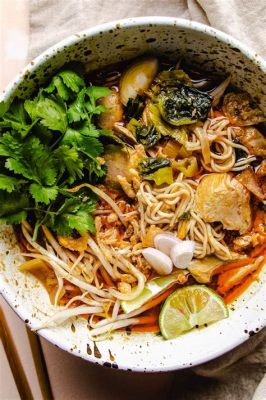  Khao Soi: Uma Sinfonia de Sabores Picantes e Cremosos que Te Transportará para as Ruas de Chiang Mai