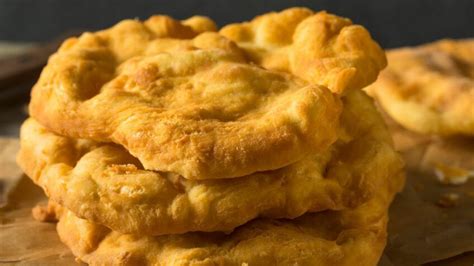  Pão Frito de Lvliang com Molho Picante: Uma Explosão de Texturas Crujientes em um Banho Apicado!