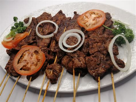 Suya: Uma Explosão de Sabores Picantes e Aromáticos que Derrete na Boca!