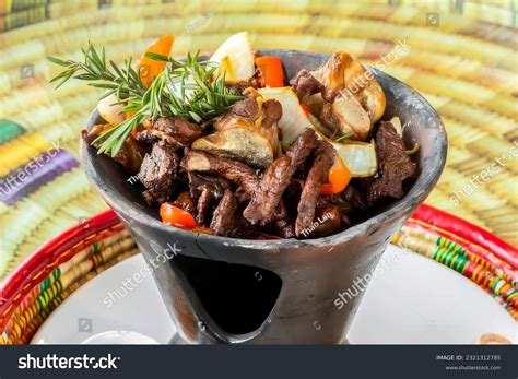  Tibs de Carne com Vegetais: Uma Sinfonia Picante e Aromática na Mesa Lalibela